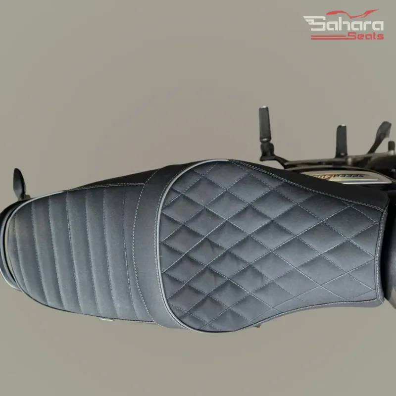 Triumph Speed 400 / T4 Signature Saddle – Sleek Design & Long Ride Comfort